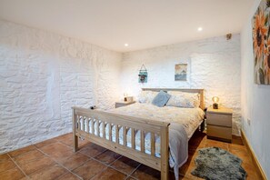 Iron/ironing board, travel cot, free WiFi, bed sheets - 2 Bed in Clevedon (oc-t30786) (Clavedon)