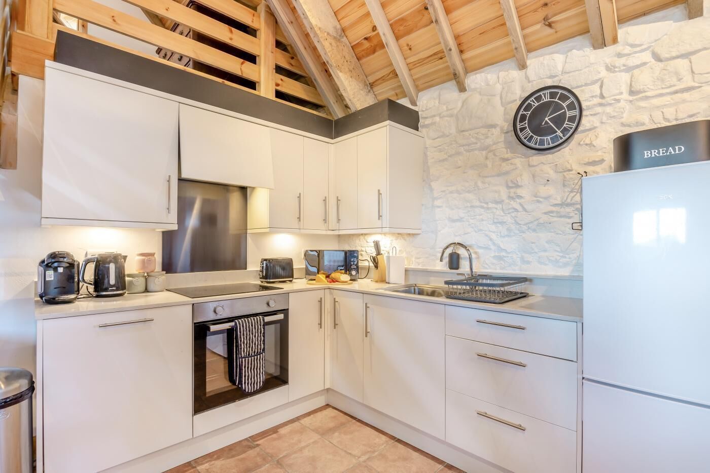 Horno, silla alta para bebés, utensilios de cocina