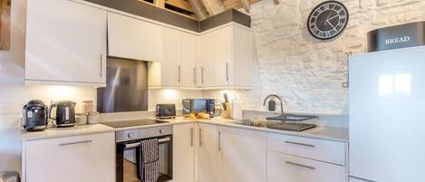 Horno, silla alta para bebés, utensilios de cocina