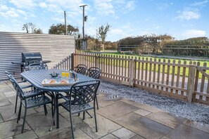 Outdoor dining - 2 Bed in Clevedon (oc-t30786) (Clavedon)