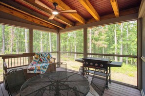 Outdoor dining - Purple Martin and The Cardinal at Buckhorn Hollow (McEwen)