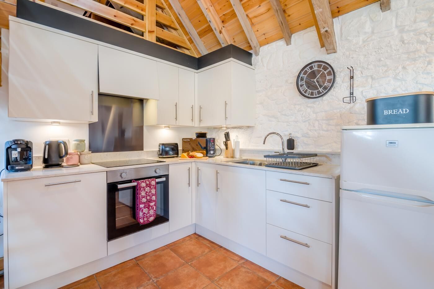 Horno, silla alta para bebés, utensilios de cocina