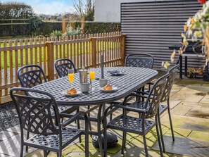 Outdoor dining - 2 Bed in Clevedon (oc-s30785) (Clavedon)