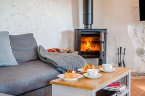 TV, fireplace - 2 Bed in Clevedon (oc-s30785) (Clavedon)