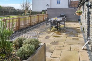 Outdoor dining - 2 Bed in Clevedon (oc-s30785) (Clavedon)