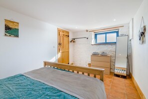Iron/ironing board, free WiFi, bed sheets - 2 Bed in Clevedon (oc-s30785) (Clavedon)