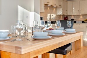 Dining - 5 Bed in Mitchell (oc-c30790) (Mitchell)