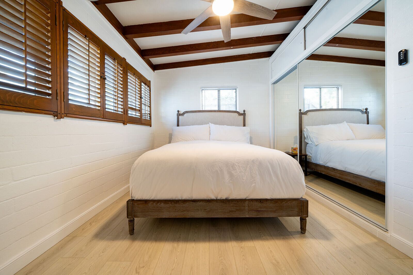 Strykejern/-brett, internettilgang og sengetøy