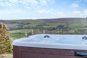 Outdoor spa tub - 4 Bed in Cowling (oc-h30773) (Cowling)