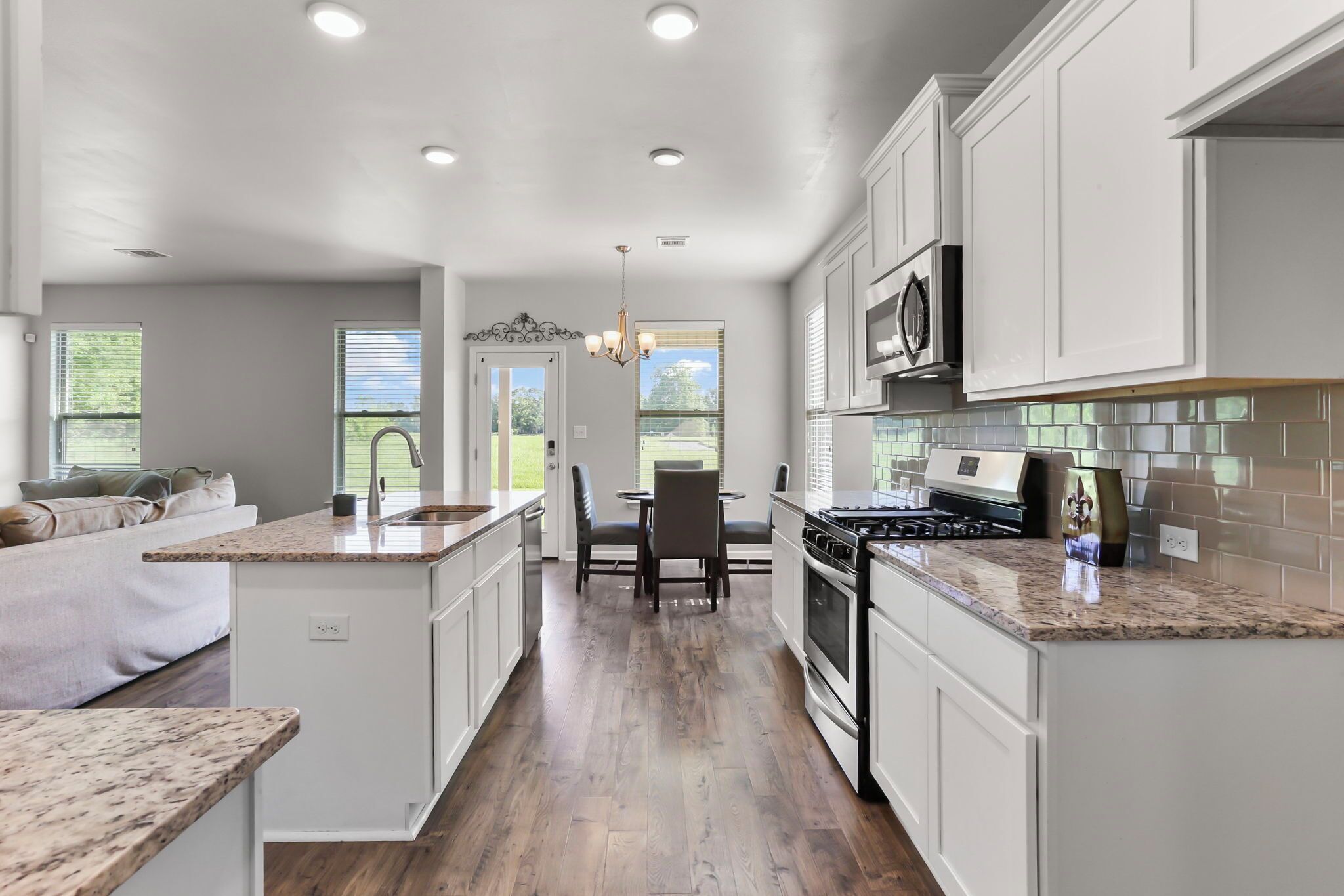 Een magnetron, een oven, een kookplaat, een vaatwasser