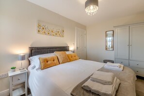 Iron/ironing board, free WiFi, bed sheets - 2 Bed in Whitby (oc-h30771) (Whitby)