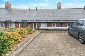 Property grounds - 2 Bed in Whitby (oc-h30771) (Whitby)