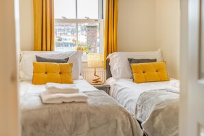 Iron/ironing board, free WiFi, bed sheets - 2 Bed in Whitby (oc-h30771) (Whitby)