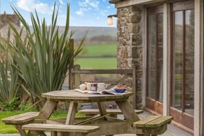 Outdoor dining - 3 Bed in St. Endellion (oc-o30761) (Trelights)
