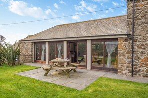 Outdoor dining - 3 Bed in St. Endellion (oc-o30761) (Trelights)