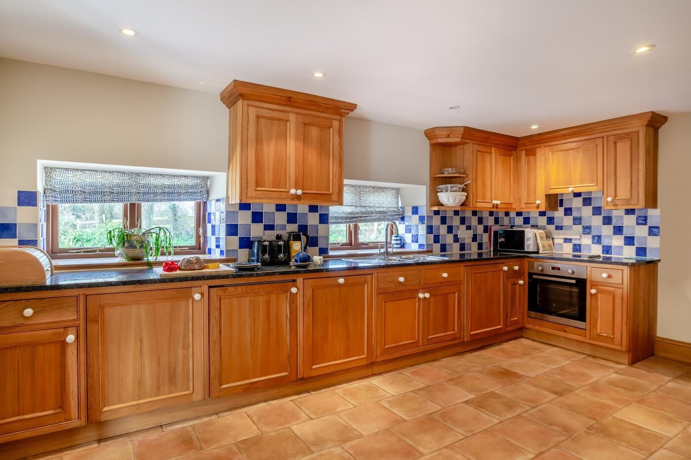 Horno, lavavajillas y utensilios de cocina 