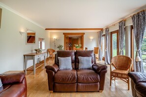 TV - 3 Bed in St. Endellion (oc-o30761) (Trelights)