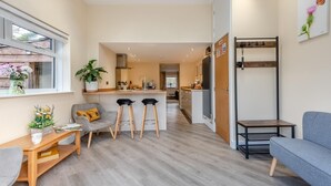 Un appartamento moderno con cucina, sala da pranzo e soggiorno.