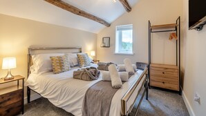 Una camera da letto con un letto, comodini, una finestra e un armadio in legno.