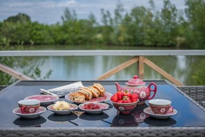Outdoor dining - 1 Bed in Newport (oc-f30846) (Newport)