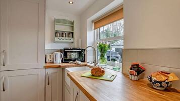 Oven, cookware/dishes/utensils