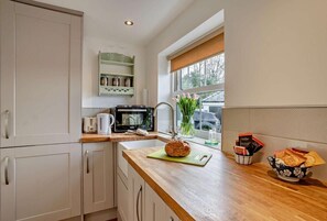 Oven, cookware/dishes/utensils - 1 Bed in Abergavenny (oc-a30834) (Abergavenny)