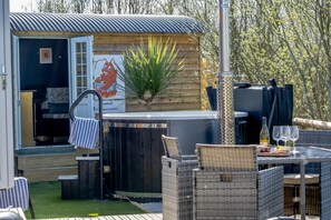 تناول الطعام بالخارج