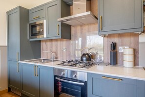 فرن، غسالة أطباق، كرسي للأطفال، مستلزمات طهي/أطباق/أوعية