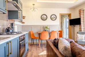 فرن، غسالة أطباق، كرسي للأطفال، مستلزمات طهي/أطباق/أوعية