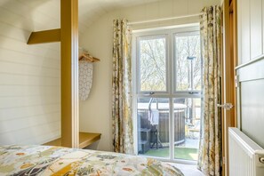 Silitysrauta/-lauta, ilmainen Wi-Fi, vuodevaatteet