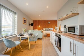 Uuni, syöttötuoli, keittoastiat/astiat/ruokailuvälineet