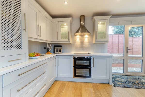 Uuni, astianpesukone, syöttötuoli, keittoastiat/astiat/ruokailuvälineet