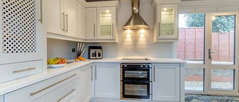 Horno, lavavajillas, periquera y utensilios de cocina