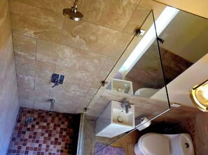 Regadera, secadora de cabello, toallas, jabón 