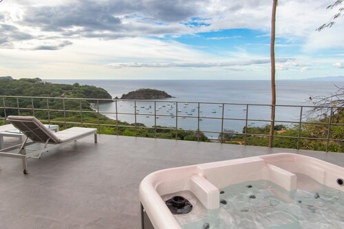 A Slice of Paradise.
Superb private luxury tent with stunning ocean view