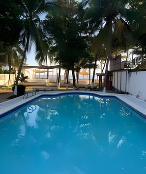 10 座室外游泳池