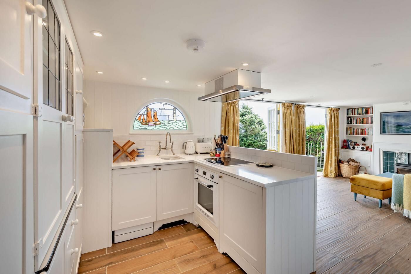 Ovn, oppvaskmaskin og kjøkkenutstyr