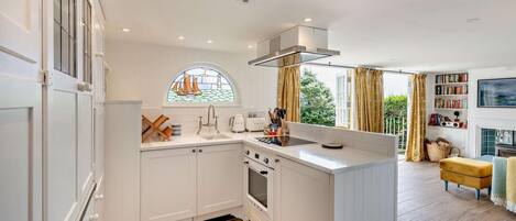 Ovn, oppvaskmaskin og kjøkkenutstyr