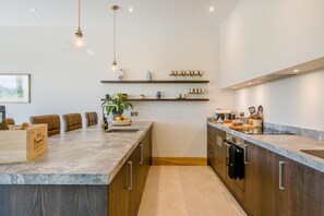 Mikrowelle, Ofen, Geschirrspüler, Hochstuhl