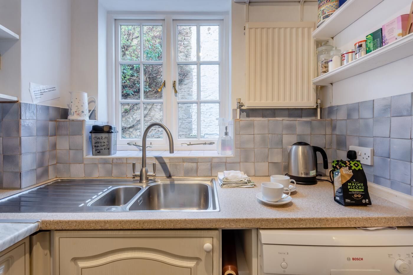 Mikrowelle, Ofen, Geschirrspüler, Kochgeschirr/Geschirr/Besteck