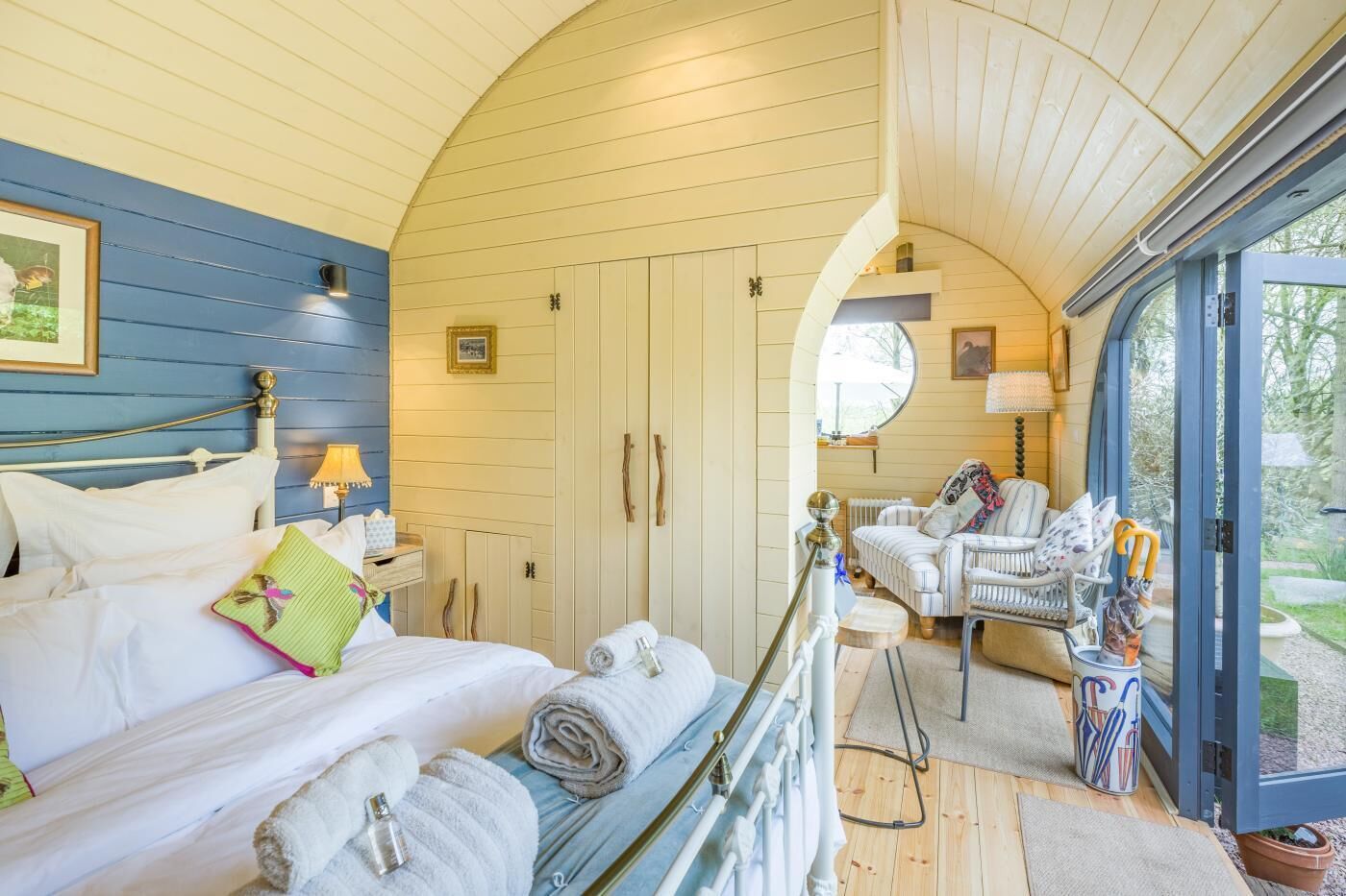 Iron/ironing board, free WiFi, bed sheets