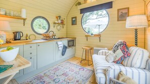 Ein gemütliches Blockhaus-Interieur mit Küche, Essbereich und Wohnzimmer.