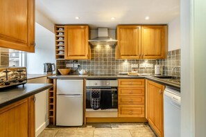 Microwave, oven, dishwasher, cookware/dishes/utensils - 2 Bed in Llanuwchllyn (oc-t30615) (Llanuwchllyn)