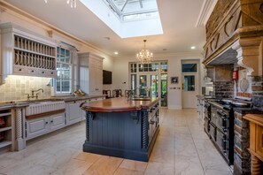 オーブン、食器洗い機、ハイチェア、調理器具と食器