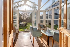 TV, fireplace - 11 Bed in Pontardawe (oc-p30776) (Cilybebyll Pontardawe)