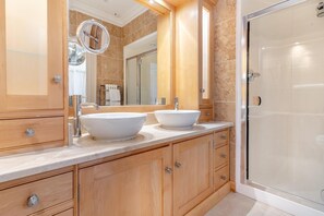 Towels - 11 Bed in Pontardawe (oc-p30776) (Cilybebyll Pontardawe)