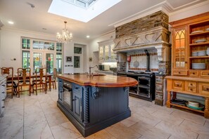 オーブン、食器洗い機、ハイチェア、調理器具と食器