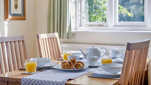 A breakfast table set with croissants, orange juice, and tea. - 2 Bed in Hanley William (oc-d30115) (Hanley William)