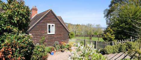 المنطقة المحيطة بالمنشأة