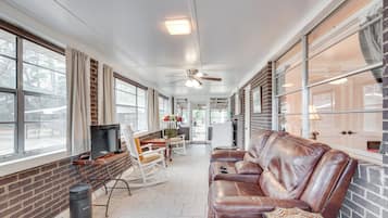 Una televisión, libros